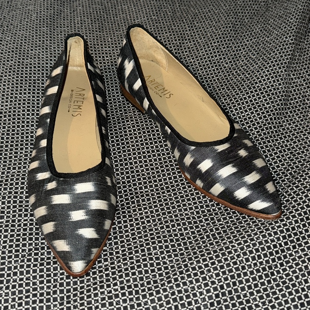 Artemis design co black and white flats